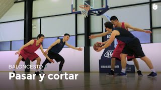 Cómo pasar y cortar  Baloncesto [upl. by Ruelu]