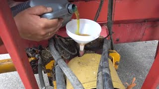 olie verversen van de voerwagen feedmixer oil change [upl. by Hosbein]