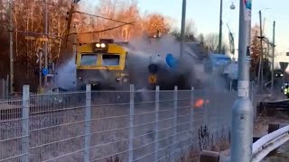 Train crashes into bus  Tåg kraschar in i buss på Hisingen 8 mars 2021 [upl. by Oigres71]