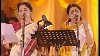 Lata amp Usha Mangeshkar  Gore Gore O Baanke Chore Live Performance [upl. by Yrovi12]