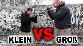 Klein Vs Groß  How to Fight a Big Person auf der Street in der Selbstverteidigung [upl. by Nertie]